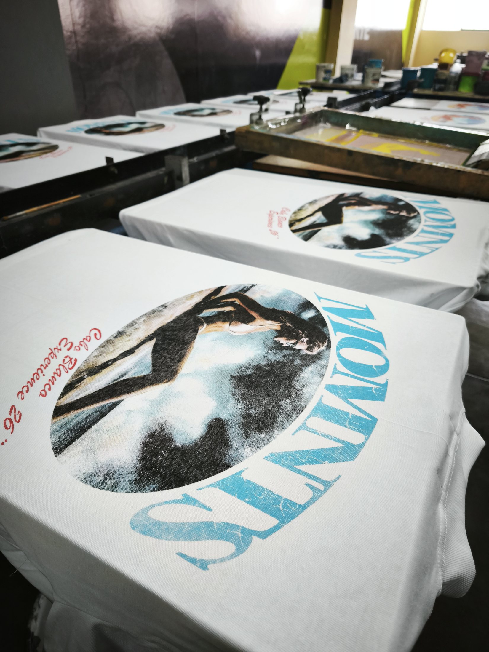 Prendas blancas en mesa de estampado