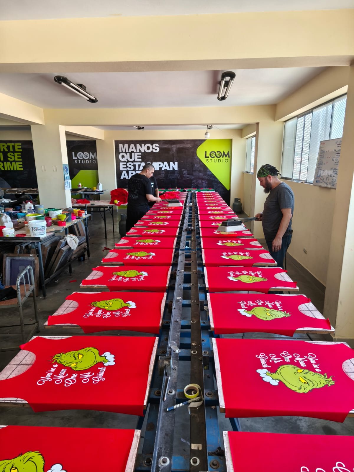 Línea de producción con prendas rojas