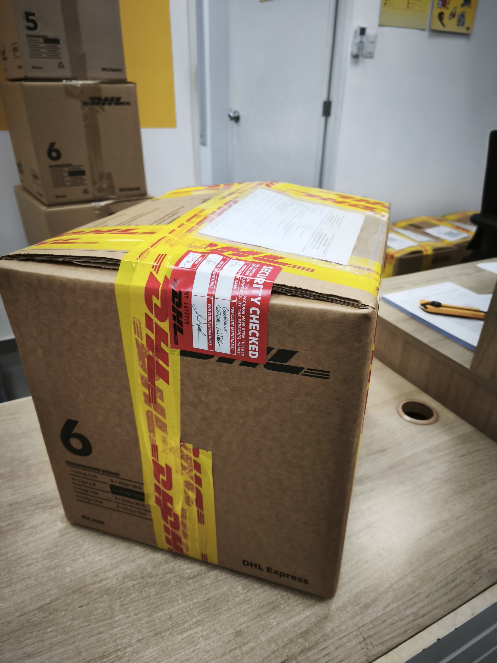 Caja DHL lista para envío